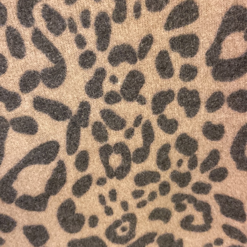 Another Reason Animal Print Split V Neck Rounded Hem Soft Popover Comfy Top S - Picture 2 of 9